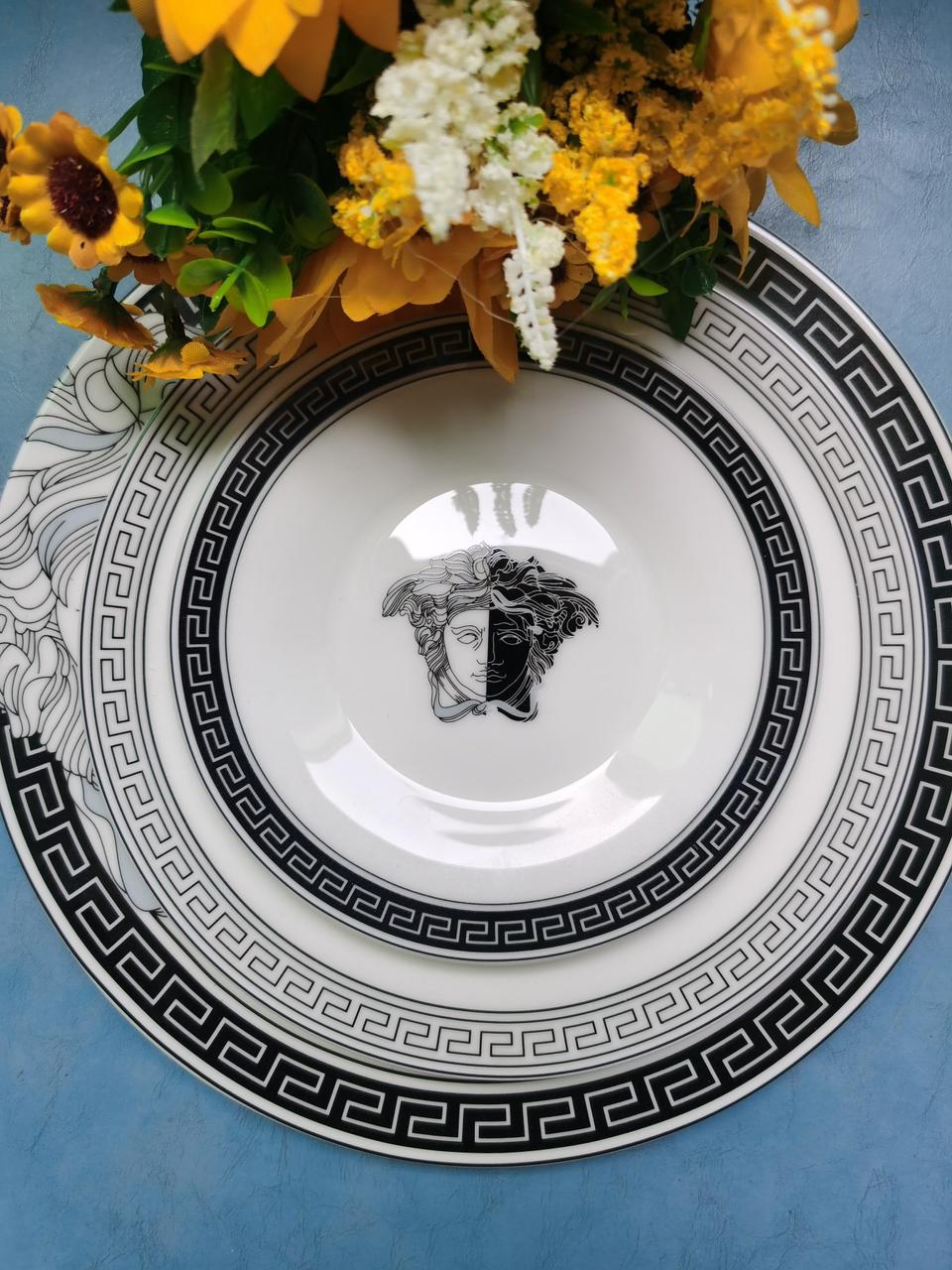 Versace big plate black and white